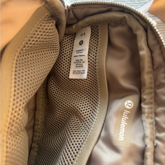 Lululemon Athletica Cream Crossbody Bag with Sherpa Texture - Picture 5 of 7
